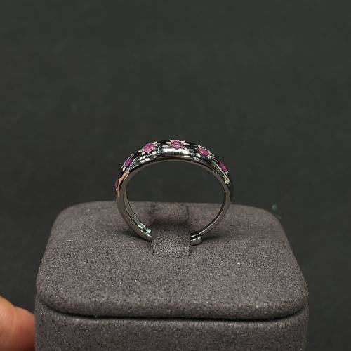 天然缅甸红宝石镶嵌戒指重约1.99g圈口大小可以调附带鉴定纸，实物实拍，所见即所得...