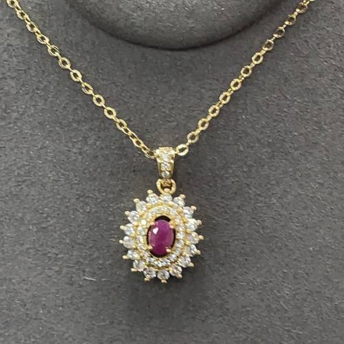 天然缅甸红宝石镶嵌吊坠含链重约4.52克裸担尺寸：5.7mm-3.6mm附带鉴定纸，实物实拍...