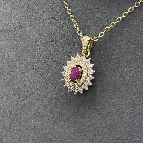 天然缅甸红宝石镶嵌吊坠含链重约4.52克裸担尺寸：5.7mm-3.6mm附带鉴定纸，实物实拍...