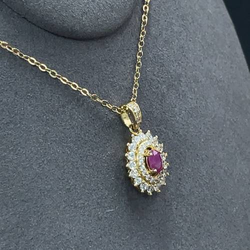 天然缅甸红宝石镶嵌吊坠含链重约4.52克裸担尺寸：5.7mm-3.6mm附带鉴定纸，实物实拍...