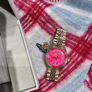 Vivienne Westwood腕錶 石英機芯精鋼錶帶粉紅錶盤 女錶DWVV251RRGD 9.5