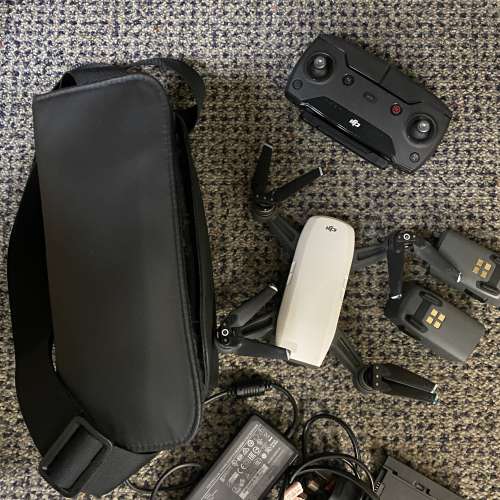 Dji spark 跟 2粒電 即買即玩 功能正常，  新淨抵玩，有齊搖控，原裝火牛，充電同袋...