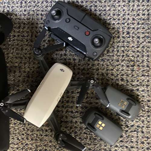 Dji spark 跟 2粒電 即買即玩 功能正常，  新淨抵玩，有齊搖控，原裝火牛，充電同袋...