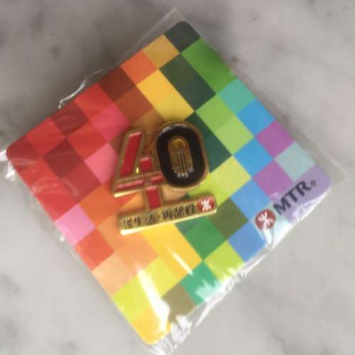 $50 100% 未開封 MTR 40週年 胸章 (載生活 - 再起程)