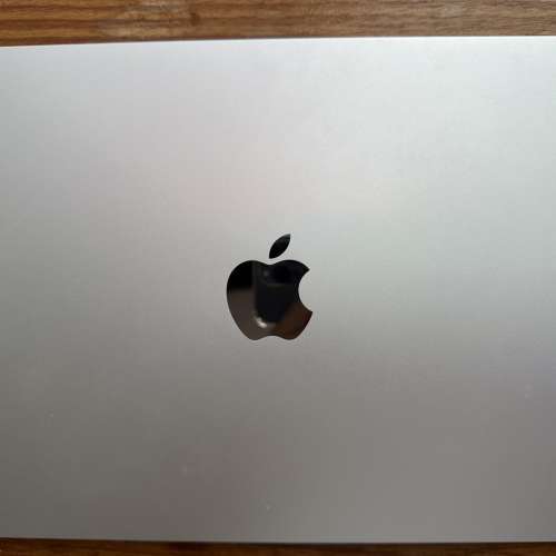 MacBook Air m2 256 16GB Ram 13吋 銀色 100%電池健康度, 有小花