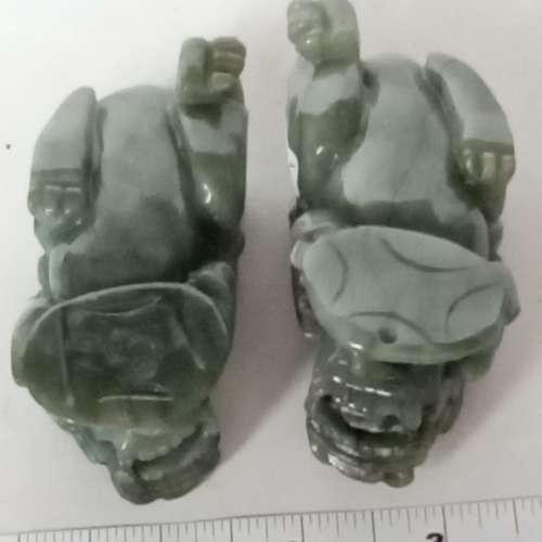 一對翡翠A玉油青貔貅約三點五寸共重415克。好工好水頭，原價1680元，現清理存貨減...