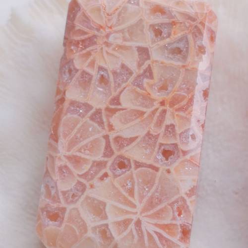 牡丹花粉萬花筒 天然珊瑚玉吊墜