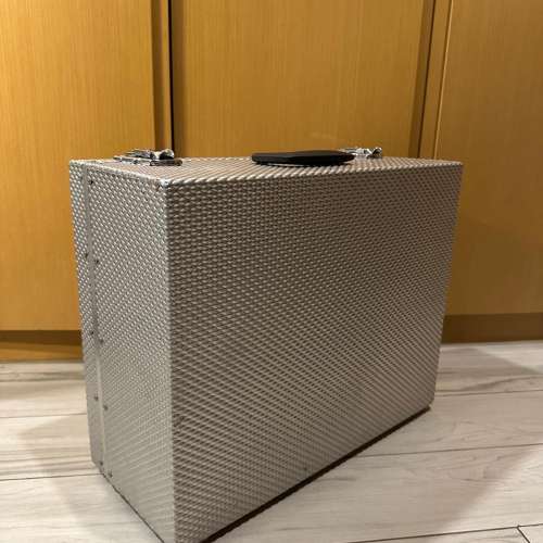 出售英國SAMCINE 金屬攝影箱一個，尺寸長49cm 高39cm 深21cm,整體九成新，有意請pm...