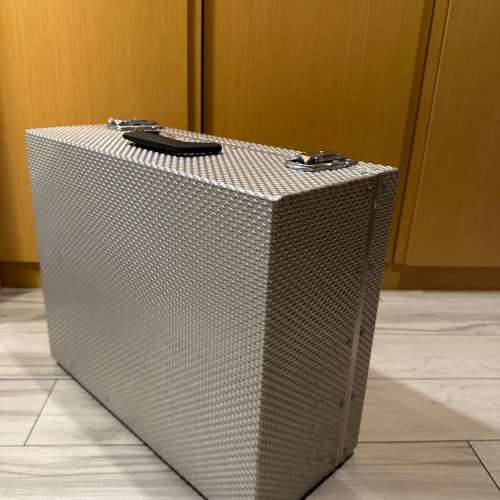 出售英國SAMCINE 金屬攝影箱一個，尺寸長49cm 高39cm 深21cm,整體九成新，有意請pm...