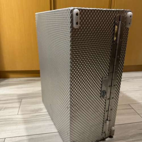 出售英國SAMCINE 金屬攝影箱一個，尺寸長49cm 高39cm 深21cm,整體九成新，有意請pm...