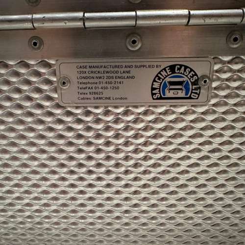 出售英國SAMCINE 金屬攝影箱一個，尺寸長49cm 高39cm 深21cm,整體九成新，有意請pm...