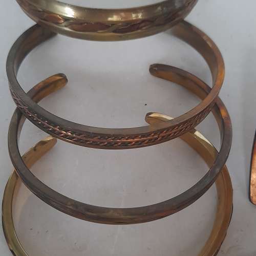 清理存貨不計成本。一手11隻銅手鈪加一隻頸圈，共售二百元，多量價錢可再商議。no....