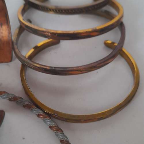 清理存貨不計成本。一手11隻銅手鈪加一隻頸圈，共售二百元，多量價錢可再商議。no....