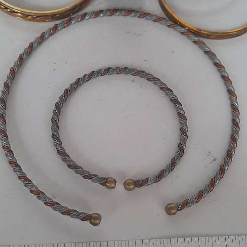 清理存貨不計成本。一手11隻銅手鈪加一隻頸圈，共售二百元，多量價錢可再商議。no....