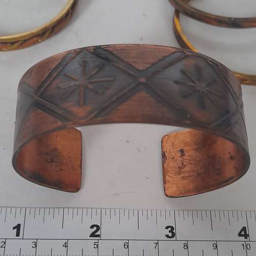 清理存貨不計成本。一手11隻銅手鈪加一隻頸圈，共售二百元，多量價錢可再商議。no....