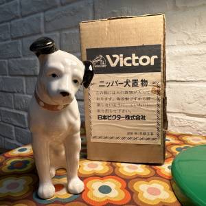 出售Nipper RCA Victor dog擺設一隻，整體95%新，高約21cm,跟原裝紙盒，有意請pm我...