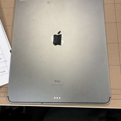 Ipad pro 12.9 第四代 sim+wifi（128GB) 屏幕正常，功能正常 機邊和機背有少許甩色...