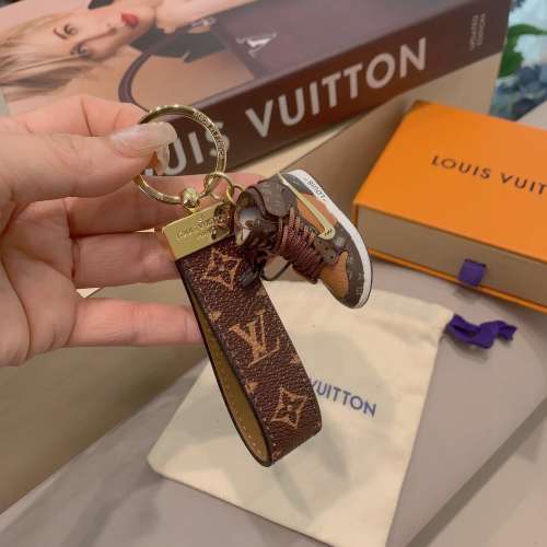 Louis Vuitton LV經典老花棋格鑰匙圈 鑰匙圈➕聯名nike迷你鞋掛件時尚個性！ 車鑰匙...