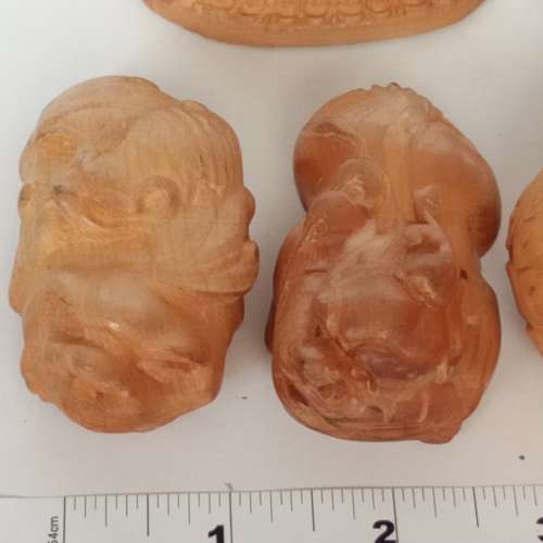 一手七件崖柏小擺件如照片顯示,清理存貨價共售300元。no.B9.5.24