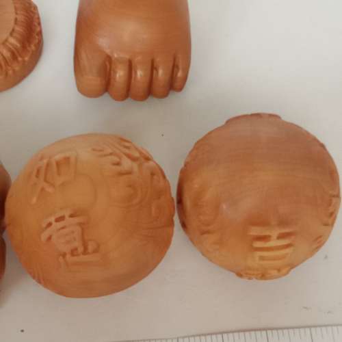 一手七件崖柏小擺件如照片顯示,清理存貨價共售300元。no.B9.5.24