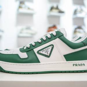 普拉達Prada Downtown Low Sneakers 百搭休閒運動小白板鞋「皮革白綠三角標