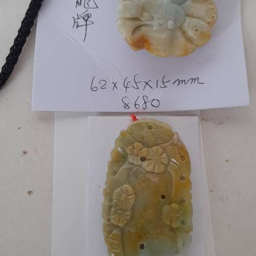 翡翠A玉吊墜，亦可作手把件/擺件用，雙面雕刻，好工好水頭。單件六百八十元，兩件一...