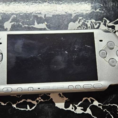 PSP 2000 連8GB Memory Stick同USB叉電線