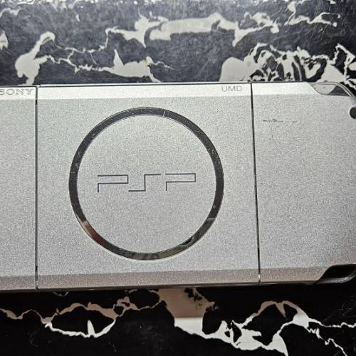 PSP 2000 連8GB Memory Stick同USB叉電線