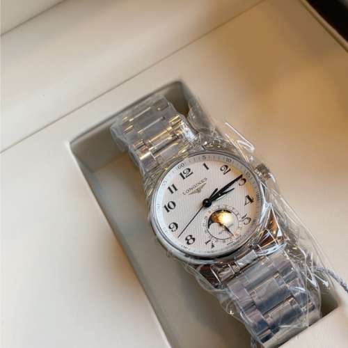 全新鋼帶指針腕錶