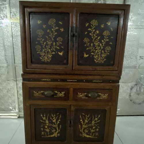 雕花中式櫃一組 可拆開為兩個 頂櫃尺寸： 30.5 x 19 x 20 吋 (闊/深/ 高） 底櫃尺...