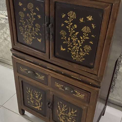 雕花中式櫃一組 可拆開為兩個 頂櫃尺寸： 30.5 x 19 x 20 吋 (闊/深/ 高） 底櫃尺...