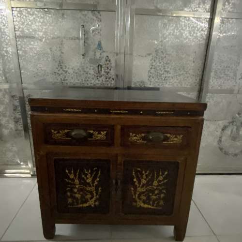 雕花中式櫃一組 可拆開為兩個 頂櫃尺寸： 30.5 x 19 x 20 吋 (闊/深/ 高） 底櫃尺...