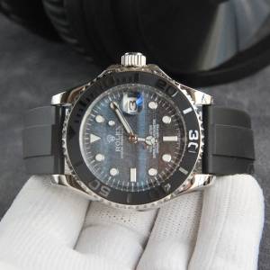 勞力士遊艇名仕型系列中最受歡迎 這款腕錶的設計十分奢華，Cerachrom黑色陶瓷錶圈
