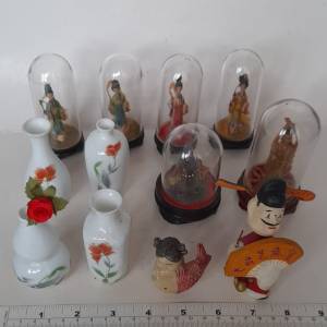 清理古舊工藝品存貨，一手十二件薄瓷花瓶/玻璃罩人物/瓷公仔小擺件 如照片顯示，全...