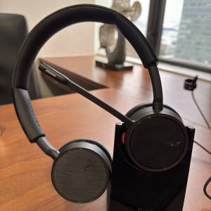 plantronics-voyager-4220 and stand