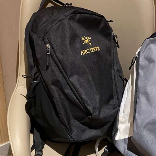 「始祖鳥 x Beams」限定‼時髦人背時髦包！