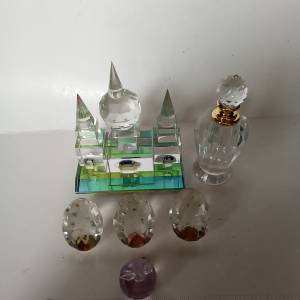 清理存貨一手六件水晶城堡，香水瓶，福祿壽及蘋果擺件，如照片顯示，共售380元。