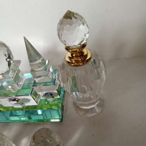 清理存貨一手六件水晶城堡，香水瓶，福祿壽及蘋果擺件，如照片顯示，共售380元。