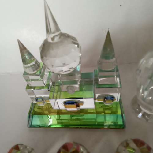 清理存貨一手六件水晶城堡，香水瓶，福祿壽及蘋果擺件，如照片顯示，共售380元。