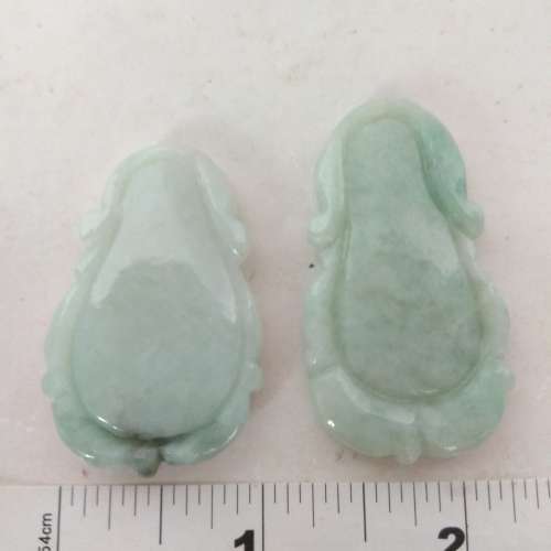 翡翠A玉福貝吊墜。約1.5吋，圓滑有色，寓意福財雙收。 一手兩個共售360元 no.B16.6.24