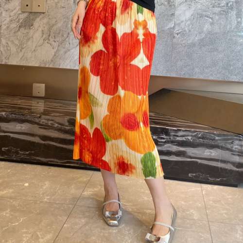 吉普賽的夏天🌴美到窒息🙀全網瘋搶的「三宅褶皺多彩印花半身裙」