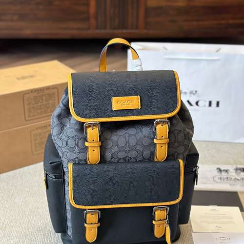 COACH |印花雙肩包 Sprint Backpack 多功能槽能放置小物品 翻蓋扣環與抽繩結合 正面...