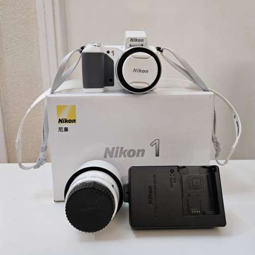 Nikon 1 V2 Double Zoom Kit (white body)