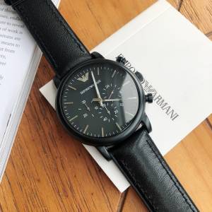 Armani 阿瑪尼經典休閒商務款，男士皮帶手錶，型號AR1828、1970 黑色錶盤，小牛皮錶...