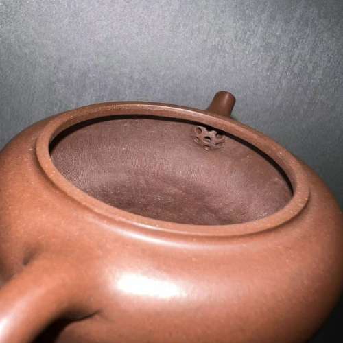 【扁鼓】黑星土泥料紫砂壶扁晨 内推孔出水，铜钱玉壁底