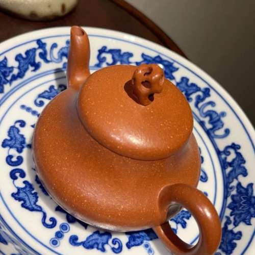 《君德》精選紅降坡紫砂壺（微瑕） 工藝師彭誌雄全手工作品，太湖石提紐 容量200CC