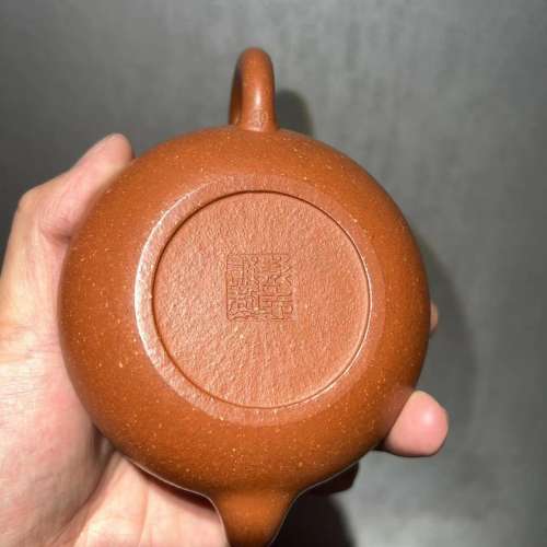 《君德》精選紅降坡紫砂壺（微瑕） 工藝師彭誌雄全手工作品，太湖石提紐 容量200CC