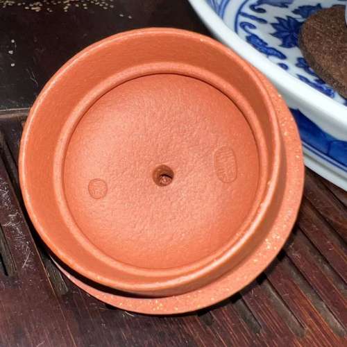 《君德》精選紅降坡紫砂壺（微瑕） 工藝師彭誌雄全手工作品，太湖石提紐 容量200CC