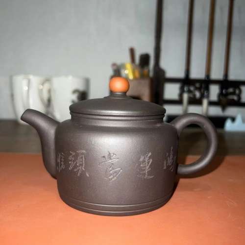 鴻運當頭《黑料》紫砂壺 半手工刻繪款 容量260CC 品相如圖 實物拍攝 一物一拍
