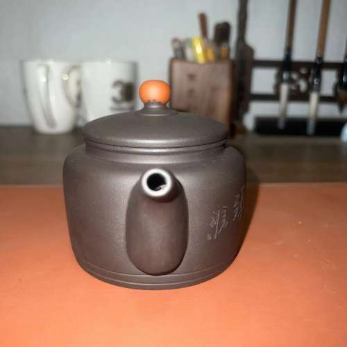 鴻運當頭《黑料》紫砂壺 半手工刻繪款 容量260CC 品相如圖 實物拍攝 一物一拍